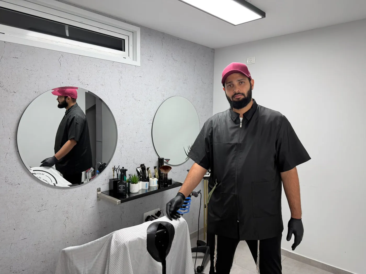 נתן אליאס בתוך המספרה